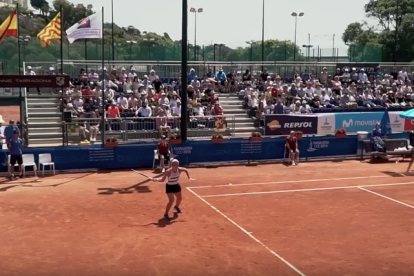 El vídeo mostra imatges dels partits de tennis, així com també dels entrenaments o les estones de descans dels esportistes.