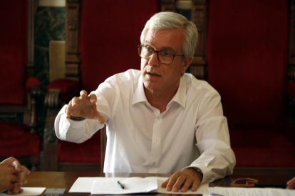 Pla mig de l'alcalde de Tarragona, Josep Fèlix Ballesteros, gesticulant durant la reunió de la Junta de Portaveus d'aquest dimecres 13 de juny del 2018