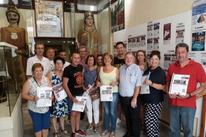 Fotografía de los ganadores con el concejal Alfons Ribas y el alcalde Joan Sans.