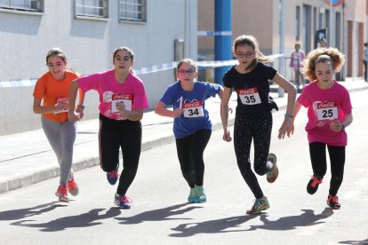 Unes alumnes de l'escola El Carme participant al Cros