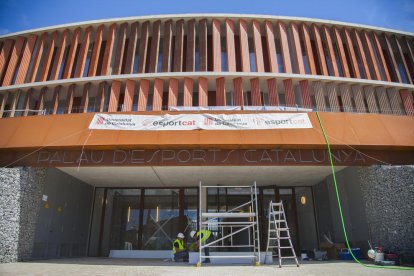 Els operaris estan acabant de posar a punt aquesta instal·lació, a l'Anella Mediterrània.