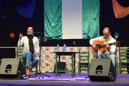 Actuació de Rocío Bueno a la darrera edició de la Feria de Abril, encara sota el gran envelat.