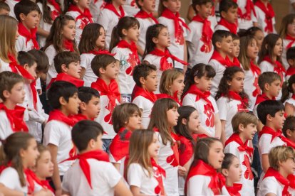 Los niños y niñas cantando la canción.