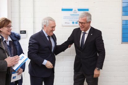 El alcalde, Josep Fèlix Ballestros, y el presidente de la Diputación, Josep Poblet, descubren la placa.