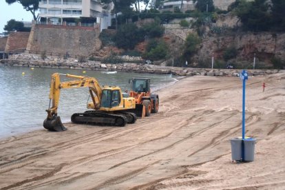 Imatge dels gtreballs de recuperació de la sotrra a les platges de Salou.