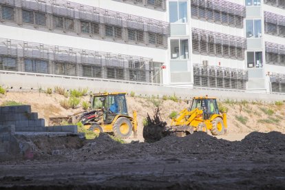 Dues excavadores ja treballen en els moviments de terra al pati de l'institut, que acollirà tres aules en mòduls prefabricats.