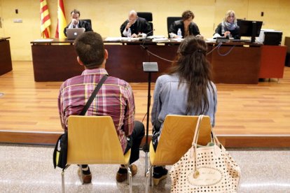 D'esquenes i al costat de la intèrpret, l'acusat de violar, maltractar i amenaçar la dona.