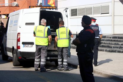 Los servicios judiciales llevándose el cadáver del hombre que ha atacado la comisaría de los Mossos de Cornellà.