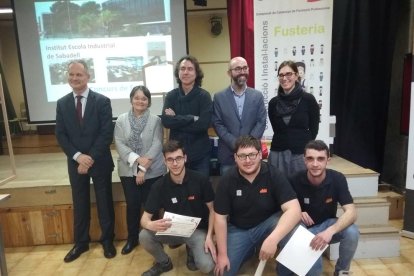 Los participantes tenían que fabricar un Galán de noche, diseñado, previamente, por alumnado de la Escuela superior de Diseño (ESDi).