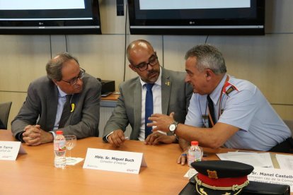 Quim Torra, del conseller d'Interior, Miquel Buch, i del comissari general d'Informació dels Mossos d'Esquadra, a la reunió del Gabinet de Coordinació Antiterterrorista,