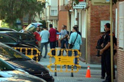 Final de l'escorcoll dels Mossos en el domicili on vivia l'atacant a la comissaria de Cornellà de Llobregat.