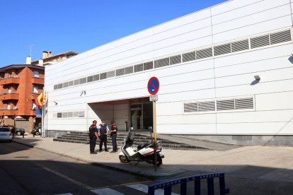 Pla general de la façana de la comissaria de Cornellà atacada per un home.