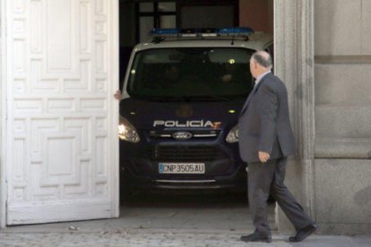 La furgoneta de la policia espanyola que transporta els empresonats dins el Tribunal Suprem, el 16 d'abril del 2018.