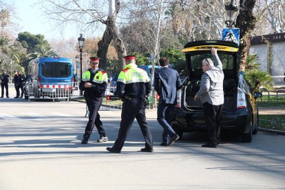 Un taxista que acaba d'ensenyar el maleter als mossos d'esquadra que controlen l'accés al Parlament el passat dimarts.