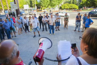 Miembros de la Marea Pensionista durante la concentración en la plaza Imperial Tarraco.