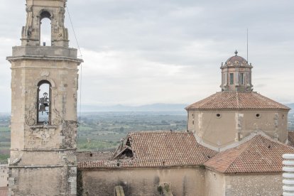 Imagen de la iglesia de Constantí con parte del techo hundido.