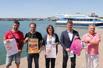 L'alcaldessa de Cambrils, Camí Mendoza; el regidor de Cultura i Festes, Lluís Abella; el regidor de Joventut, Eduard Pellicer; el representant de l'Arjau Vela Llatina, Ovidi Noguera, i el president del Ball de Diables, Jacob Gil