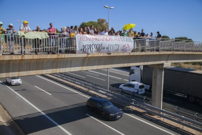 Imatge de l'acte de suport a les persones encausades celebrat ahir a sobre de l'A-7.