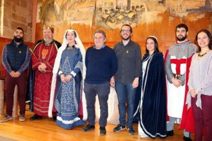 Foto de grup de la família reial de la Llegenda de Sant Jordi, amb el responsable de l'organització de la festa, Joan López, i l'alcalde i regidors de Montblanc, durant la presentació de la Setmana Medieval.