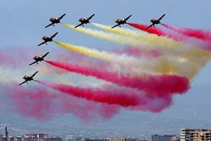 La Patrulla Águila en acción durante uno de sus espectáculos, concretamente uno que realizó en Málaga.