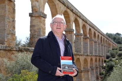 Paco Zapater, al Pont del Diable amb un exemplar del llibre 'Del carro a Google'.