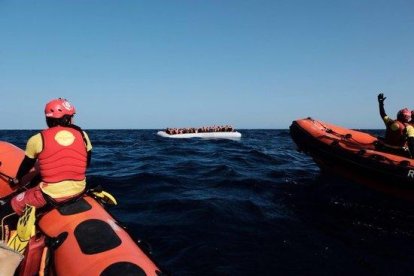 El equipo de Proactiva Open Arms realizando tareas de salvamento de refugiados en el Mediterráneo.