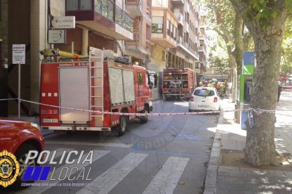 Los Bombers han trabajado en un escape de gas en el paseo la Rambla del Vendrell.