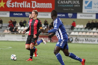 Jesús Olmo, durante una acción del CF Reus-Lorca disputado en el Estadi Municipal de Reus esta temporada.