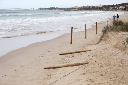 El temporal es menja la sorra de les platges al Miracle i a la Llarga.