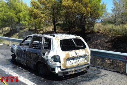 Imatge del vehicle calcinat al voral de l'AP-7.