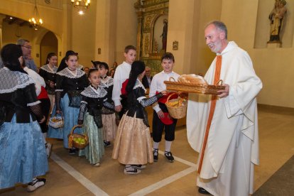 L'ofrena floral s'ha fet a l'església de Sant Esteve de Vila-seca.