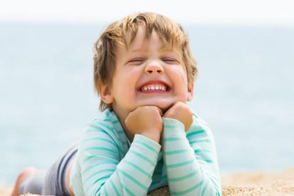 Niño disfrutando de la playa.