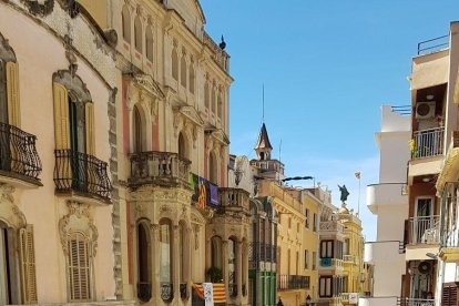 La Calle Major a rebosar ayer domingo en la VII Feria Modernista del Penedès.