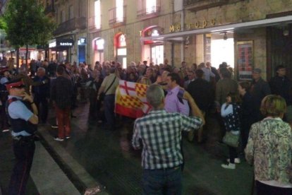 Manifestants i espectadors davant del teatre Metropol.