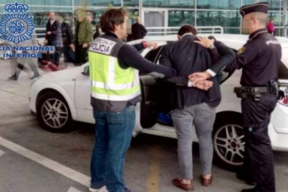 Imatge de la detenció a l'aeroport d'Alacant.