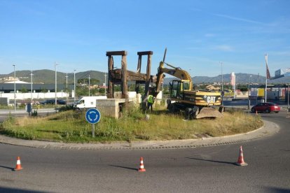 Momento de la retirada de la prensa de viga de la rotonda del Vendrell.