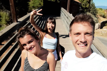 Amaia, Aitana d'OT y Martí Rovira, hijo de Tinet Rovira, en PortAventura.