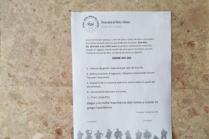 Cartell informatiu que l'associació ha posat en els portals dels edificis de la seva zona.