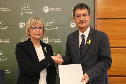 La concejala de Cultura del Vendrell, Eva Serramià, con el presidente de la Associació de la Capital de la Cultura Catalana, Xavier Tudela.