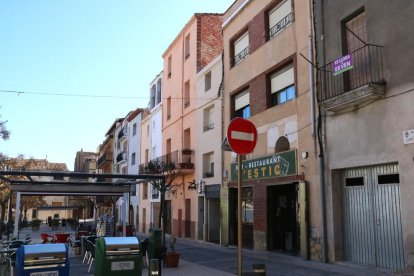 Pla general d'una casa amb un cartell de lloguer i/o venda a l'Espluga de Francolí.