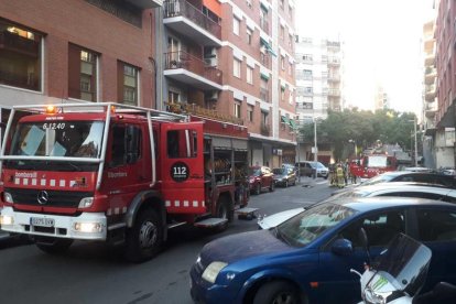 Una de las dotaciones de Bombers estacionada en la calle Eivissa.