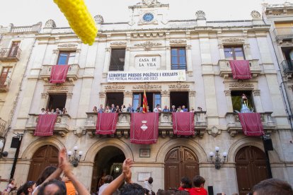 Centenares de habitantes de Valls y habitantes de Valls en la Plaça del Blat.