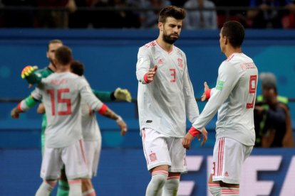 Gerard Piqué, al centre de la imatge, celebrant un gol.