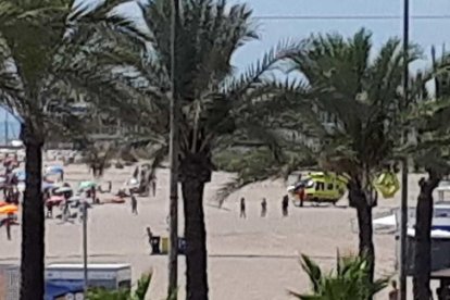 El helicóptero del SEM en la playa de Segur de Calafell.