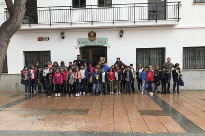 Fotografia de grup de la cinquantena d'alumnes que han visitat el consistori.