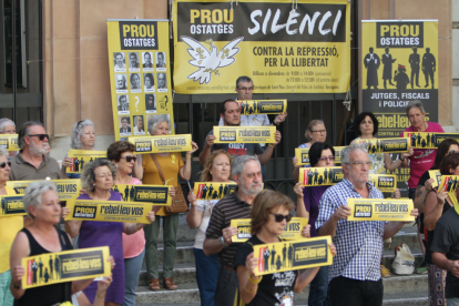 David Fernández, en el centro y en la última hilera, durante la concentración de media hora y en silencio que se hizo ante los Juzgados.