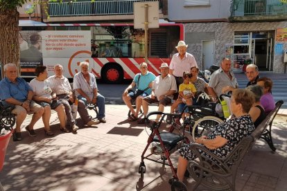 Des que divendres els van intentar retirar, la gent gran se cita encara amb més freqüència en aquest punt, per defensar-los.