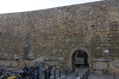 La Muralla torna a lluir, aquest dimecres, sense llaços grocs.-