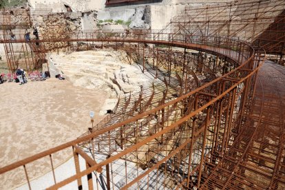 S'ha instal·lat una gran estructura de ferro que simula les antigues graderies del monument.