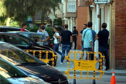 Final de l'escorcoll dels Mossos en el domicili on vivia l'atacant a la comissaria de Cornellà de Llobregat.